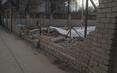 На улице Новой в Рязани обрушился забор