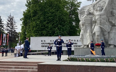 В Рязани 9 Мая возложили цветы к Вечному огню и развернули Георгиевскую ленту