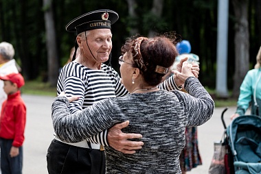 В Рязани в Лесопарке танцуют за активное долголетие - 62ИНФО В Рязани в Лесопарке танцуют за активное долголетие