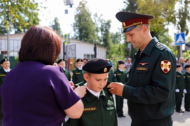 Рязанская Росгвардия вручила 28 пар погонов детям из школы № 38