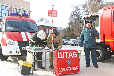 В рязанской больнице Семашко сотрудники МЧС отработали навыки тушения пожаров 