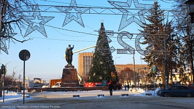 Рязанскую ёлку на площади Ленина украсили 400 шариков