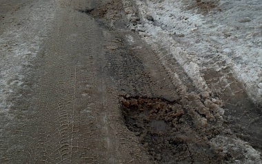 В Дядькове машину выбросило на встречную полосу из-за ямы