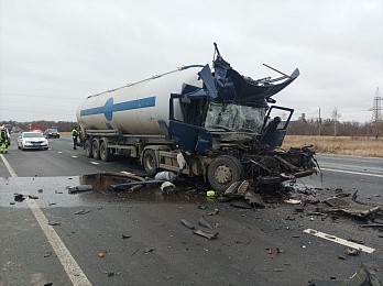 Появились фото с места смертельного ДТП с двумя фурами в Рязанской области 