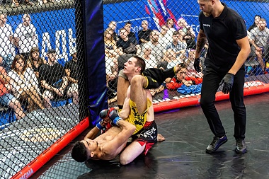 В рязанском Лесопарке прошёл турнир ММА «Битва за Рязань»