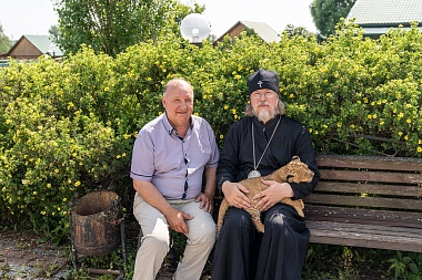 Митрополит Марк познакомился с львенком из Ряжского зоопарка