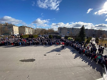 Проститься с погибшими при пожаре на рязанском заводе пришли более 2000 человек - 62ИНФО Проститься с погибшими при пожаре на рязанском заводе пришли более 2000 человек