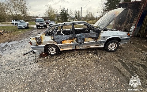 В Касимове 4 человека тушили автомобиль