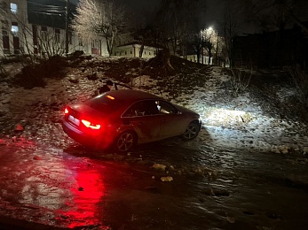 Пьяный рязанец пробил пешеходное ограждение на Лыбедском бульваре