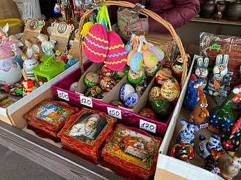 Рязанцы покупают на Пасхальной ярмарке куличи, мёд и корзины