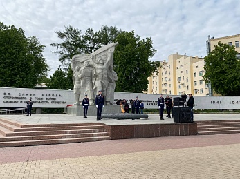 В Рязани 9 Мая возложили цветы к Вечному огню и развернули Георгиевскую ленту