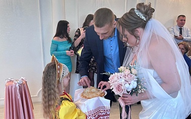 Свадьба в троллейбусе и по-русски: ЗАГС показал фото рязанских молодоженов марта 