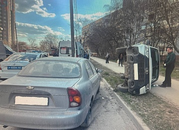 Пьяный рязанец на ВАЗе врезался в бордюр и опрокинулся на иномарку 