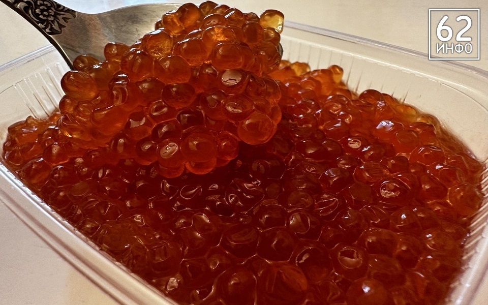 "Положите в горячую воду, не берите с Е-239": Роспотребнадзор рассказал, как выбрать красную икру - 62ИНФО