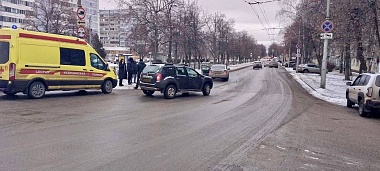 Шли не по "зебре": в Рязани женщина на Renault сбила двух пенсионерок