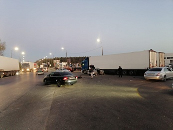 В Рязани двое пострадали в ДТП с ВАЗ-21124 и двумя Mercedes на трассе М-5