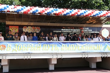 Татьяна Панфилова вручила дипломы выпускникам Рязанского училища ВДВ