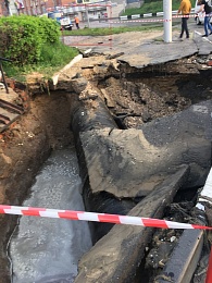 В Рязани прорыв коллектора повредил три автомобиля - 62ИНФО В Рязани прорыв коллектора повредил три автомобиля