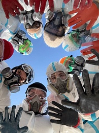 Студенты РГУ имени Есенина убирают мазут на берегу у Анапы