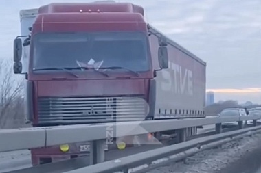 В Рязани произошла авария с участием фуры и легковушки