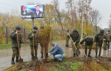 Ветераны СВО и десантники помогли озеленить Гвардейский сквер в Рязани