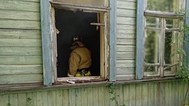 Пожарные потушили пожар в аварийном здании Старожиловской районной больницы