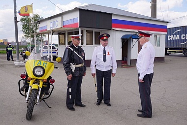 Ветераны ГАИ вышли на службу в честь наступающего праздника