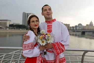 Лето любви: Рязанский ЗАГС показал фотосессии свадеб с июня по август