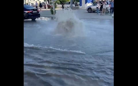 В Рязани на Грибоедова забил фонтан кипятка из-за прорыва трубы