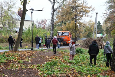 Рязанцы высадили деревья в парке 1812 года