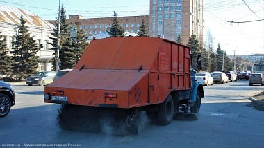 В Рязани спецтехника продолжает убирать пыль и мусор