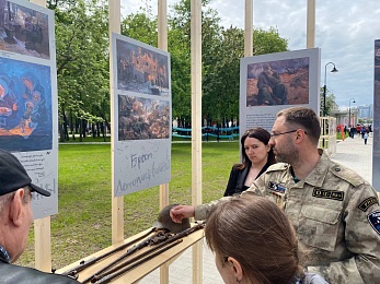 В Рязани у кремля 9 Мая открыли полевую кухню и показали трофейную технику