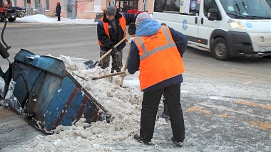 В Рязани 68 рабочих вышли на уборку пешеходных зон от наледи
