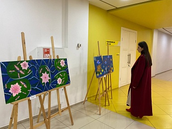 Держит кисть в зубах: в Рязани представили выставку "Творчество без рук" - 62ИНФО Держит кисть в зубах: в Рязани представили выставку "Творчество без рук"