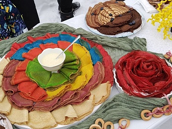 В Спас-Клепиках испекли блинный танк и блинную розу