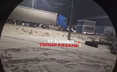 Грузовик и легковушка врезались на Московском шоссе в Рязани