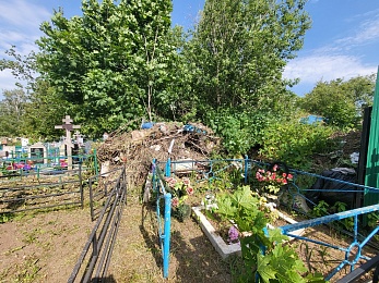 Скопинцы пожаловались на заваленные мусором могилы на местном кладбище