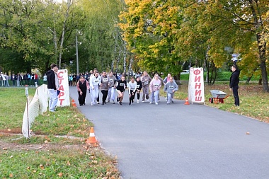 Сто школьных учителей устроили забег в парке Рязани