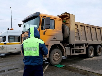 В Рязани на Солотчинском мосту остановили грузовики с перегрузом