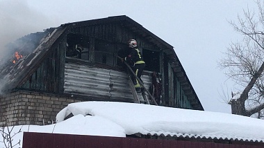 В Шумаши под Рязанью горит жилой дом