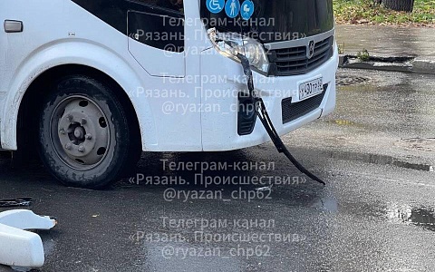 Маршрутка № 66 в Рязани попала в аварию на улице Грибоедова Маршрутка № 66 в Рязани попала в аварию на улице Грибоедова