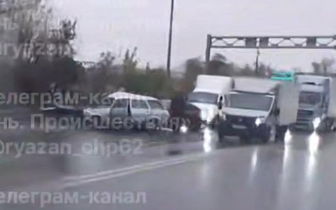 Легковушка разбилась об ограждение на Южной окружной в Рязани Легковушка разбилась об ограждение на Южной окружной в Рязани