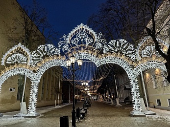 Снег и гирлянды превратили Рязань в новогоднюю открытку