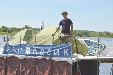 По Оке из Рязани до Касимова проплыл самодельный плот «БарКасик»