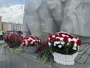 В Рязани в 9 Мая на площади Победы возложили цветы к Вечному огню