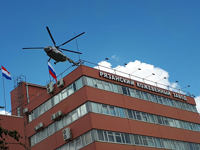 Владимир Путин прилетел на Рязанский кожевенный завод на вертолете