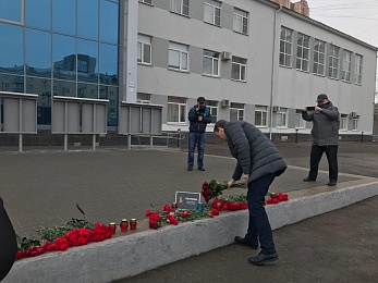 Губернатор Павел Малков возложил цветы к стихийному мемориалу в память о жертвах теракта «Крокусе»  - 62ИНФО Губернатор Павел Малков возложил цветы к стихийному мемориалу в память о жертвах теракта «Крокусе»