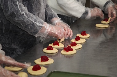 В Рязани депутаты и родственники бойцов СВО испекли пироги для раненых