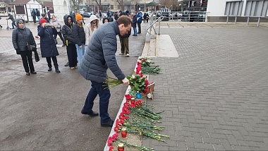 Губернатор Павел Малков возложил цветы к стихийному мемориалу в память о жертвах теракта «Крокусе»  - 62ИНФО Губернатор Павел Малков возложил цветы к стихийному мемориалу в память о жертвах теракта «Крокусе»