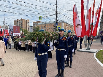 В Рязани 9 Мая возложили цветы к Вечному огню и развернули Георгиевскую ленту